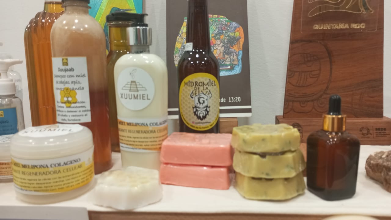 Jabones, cremas y miel melipona XUUMIEL y XUUJÁAB exhibidos en la tienda