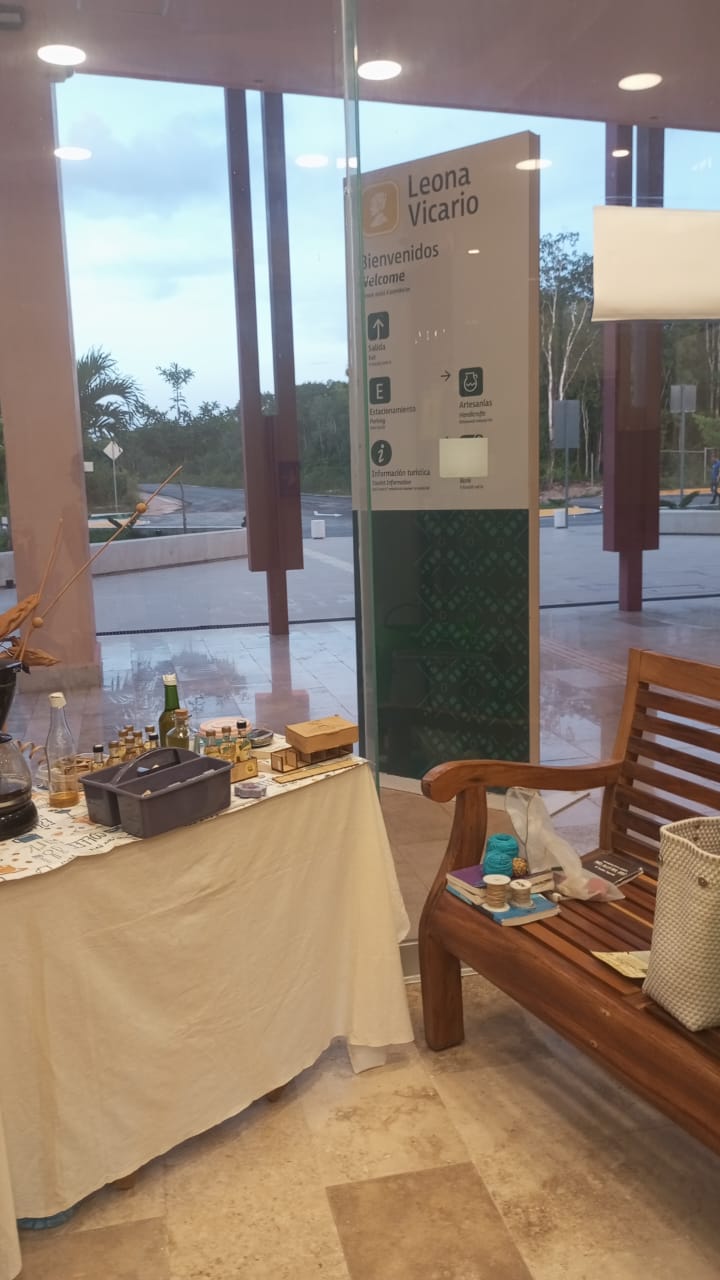 Interior de la estación del Tren Maya de Leona Vicario con la mesa de productos
