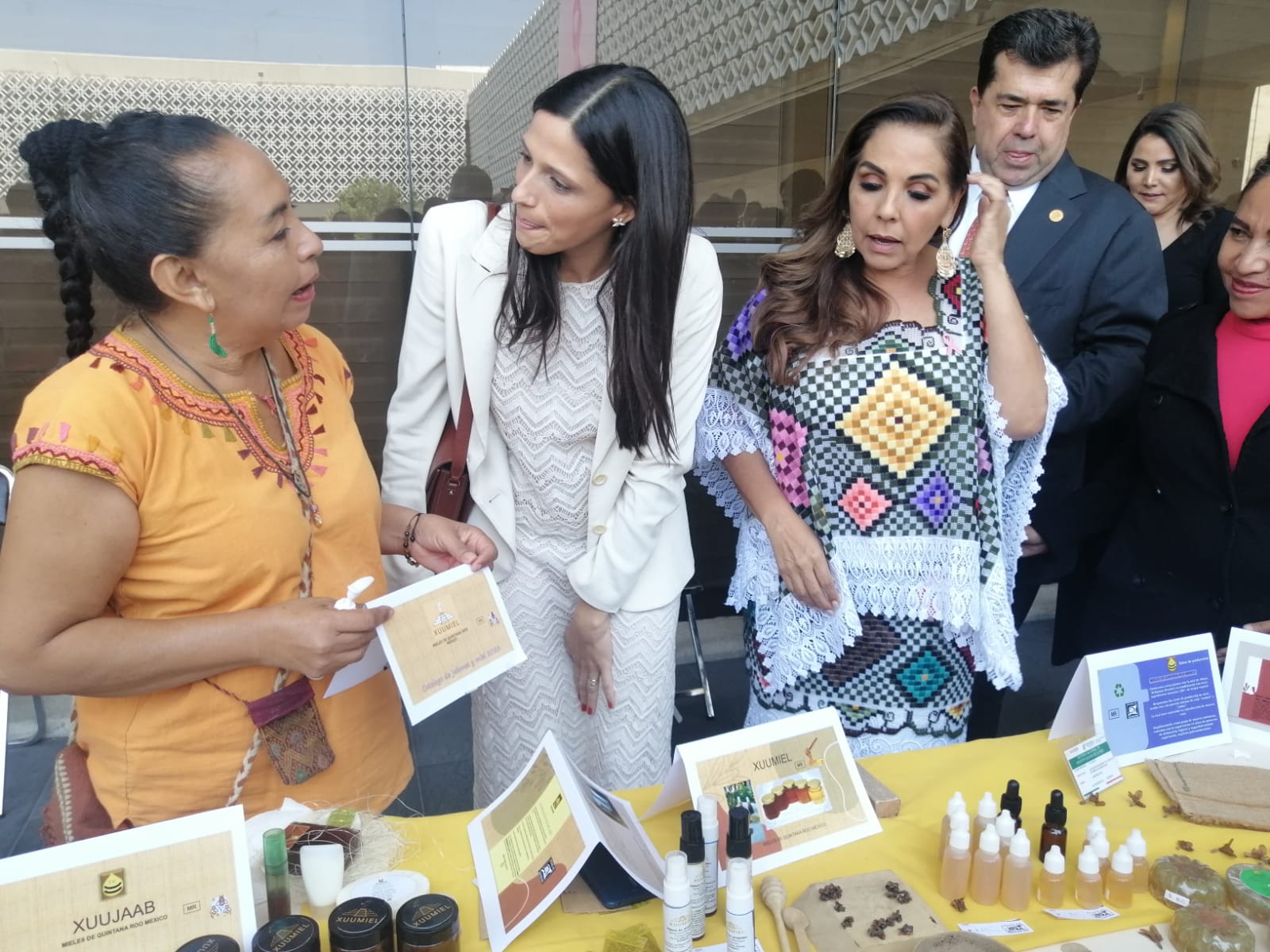 Presentación de los productos XUUMIEL en un stand institucional con autoridades visitantes