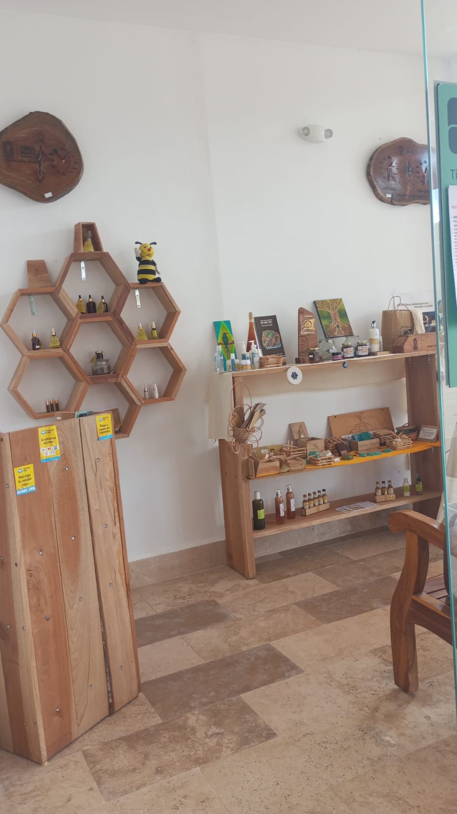 Estantes de madera con productos artesanales en la tienda de la estación del Tren Maya