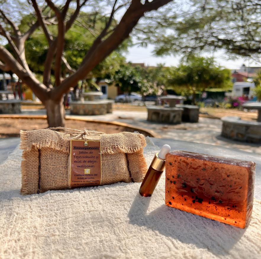 Trabajo artesanal con materiales naturales en el taller de Mieles de Quintana Roo